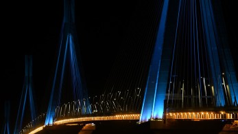 Ημέρα της Ευρώπης: φωταγωγήθηκε η Γέφυρα Ρίου-Αντιρρίου με το μήνυμα «Αξιοποίησε την Ψήφο σου – 9 Ιουνίου»