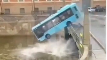 Αγία Πετρούπολη: λεωφορείο γεμάτο επιβάτες έπεσε σε ποτάμι – Τέσσερις νεκροί – Σοκαριστικό βίντεο