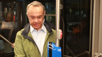 Χρήστος Σταϊκούρας: Yπογράφεται σήμερα η σύμβαση για 300 λεωφορεία με leasing