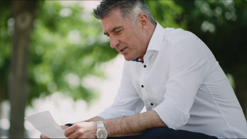 Ο Θοδωρής Ζαγοράκης στέλνει γράμμα στον νεότερο εαυτό του και μας θυμίζει τις ένδοξες στιγμές του EURO 2004