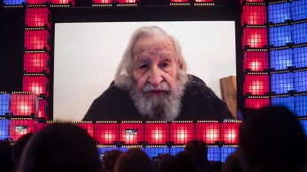 Βγήκε από το νοσοκομείο ο Τσόμσκι, ενώ φήμες τον ήθελαν νεκρό