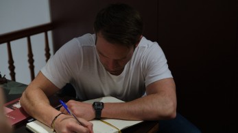 Στέφανος Κασσελάκης: θα «καταργήσει» και το σύνταγμα με… έναν νόμο κι ένα άρθρο