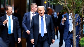 Σε αχαρτογράφητα νερά η προεκλογική εκστρατεία στις ΗΠΑ μετά την καταδίκη Τραμπ