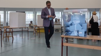 Σερβία: ο Βούτσιτς ανακοίνωσε νίκη του κόμματός του στις δημοτικές εκλογές