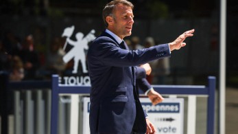 Προεκλογική περίοδος-αστραπή στη Γαλλία - Το «εξαιρετικά παρακινδυνευμένο στοίχημα» Μακρόν