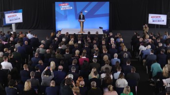 Βρετανία: δεύτερη τηλεμαχία Στάρμερ με Σούνακ - «Πιο αξιόπιστος» ο ηγέτης των Εργατικών