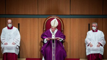 Πάπας Φραγκίσκος σε νέους ιερείς: «Εμείς φοράμε παντελόνια, πρέπει να μιλάμε ανοικτά»