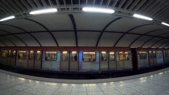 Μετρό χωρίς ανελκυστήρες, κυλιόμενες και air condition...