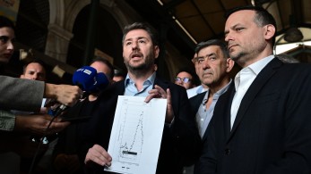 Ο Ανδρουλάκης πανικόβλητος κυνηγά τον Δούκα για μια προεκλογική δήλωση υπέρ του ΠΑΣΟΚ