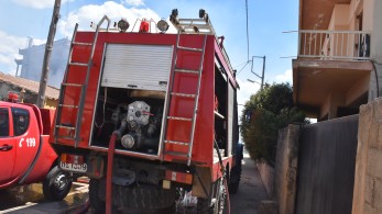 Φωτιά σε δίκυκλο στην έξοδο Κηφισού προς Πειραιά - Καίγονται και τα γυάλινα προστατευτικά στον δρόμο