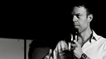 Την κάνει με ελαφρά πηδηματάκια ο Στέφανος: δεν θα δώσει διακαναλική συνέντευξη