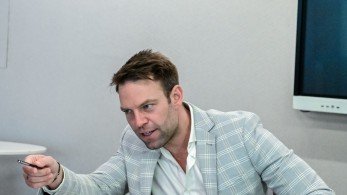 Πήγε για μαλλί και βγήκε κουρεμένος στη Ρόδο ο Κασσελάκης