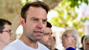 Κοίτα ποιος μιλάει για «μαύρο χρήμα»: ο ΣΥΡΙΖΑ, οι μαύρες σακούλες και ο «κρυφός» μέτοχος