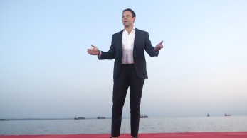 Τα χαρτιά για το πόθεν έσχες μην ξεχάσεις, Στέφανε