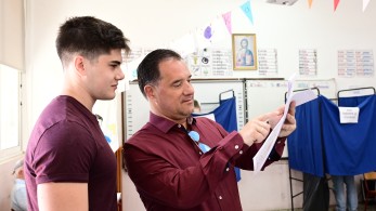 Ευρωεκλογές - Με τον γιο του ψήφισε ο Γεωργιάδης: «Μην αφήνετε τους άλλους να αποφασίζουν για εσάς»