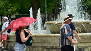 Σε κλοιό καύσωνα η χώρα: τηλεργασία στο Δημόσιο, μέτρα προστασίας στα σχολεία