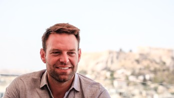 Σουρεαλιστικός Κασσελάκης: νέα επίκληση στα «λεφτόδεντρα»... κουνώντας το δάκτυλο για το «πόθεν έσχες» που ο ίδιος αποκρύπτει