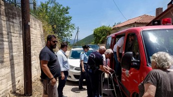 Σε εξέλιξη οι φωτιές σε Αρκαδία, Αργολίδα και Αχαΐα - Ζημιές σε κτίσματα στο χωριό Χωρέμη