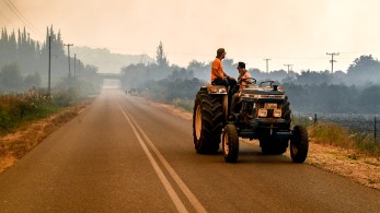 Φωτιά στην Άνδρο - Μήνυμα του 112 για εκκένωση τεσσάρων περιοχών