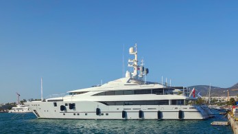 Ύδρα: τι δείχνουν οι έρευνες στη θαλαμηγό που προκάλεσε τη φωτιά