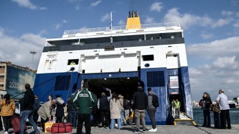 Εκπτώσεις σε ακτοπλοϊκά και αεροπορικά εισιτήρια για τους αναπληρωτές εκπαιδευτικούς