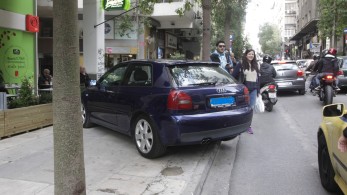 Λεωφόρος Κηφισίας: αυτοκίνητο καβάλησε πεζοδρόμιο και παρέσυρε πεζούς - βίντεο