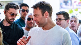 Τυμβωρυχία χωρίς ντροπή: ακραία προεκλογική εκμετάλλευση των θυμάτων των Τεμπών