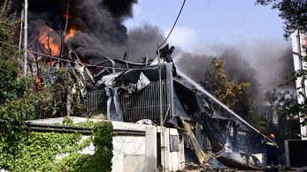 Κηφισιά: ολοκληρωτική καταστροφή στο εργοστάσιο – Ερωτηματικά για την έκρηξη
