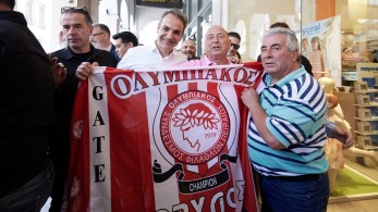 Με τη σημαία του Ολυμπιακού στην Πάτρα ο Κυριάκος Μητσοτάκης