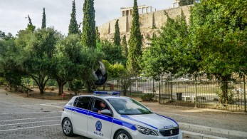 Ο «γνωστός ποινικολόγος της Αθήνας φέρεται να ξυλοκόπησε άγρια τη νυν αλλά και την πρώην σύζυγό του