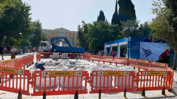 Αθλιότητα Δούκα: έκανε «εργοτάξιο» την πλατεία Συντάγματος μπροστά από το περίπτερο της ΝΔ