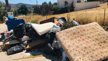Πόρτο Ράφτη: σωροί σκουπιδιών - Το... μεγαλείο της ελληνικής παθογένειας