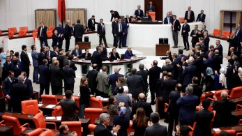 Άγριο ξύλο στην Εθνοσυνέλευση της Τουρκίας μεταξύ βουλευτών του Ερντογάν και του κουρδικού κόμματος Άγριο ξύλο στην Εθνοσυνέλευση της Τουρκίας μεταξύ βουλευτών του Ερντογάν και του κουρδικού κόμματος