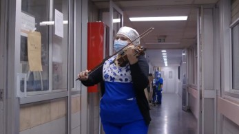 Χιλή: Νοσηλεύτρια δίνει κουράγιο στους ασθενείς με Covid-19 παίζοντας… βιολί! (vid)