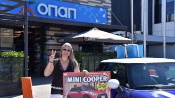 ΣΚΡΑΤΣ «ΜΙΝΙ COOPER»: Τυχεροί παίκτες από Κομοτηνή και Σέρρες φωτογραφίζονται με τα αυτοκίνητα που κέρδισαν