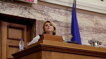 Στα… μανταλάκια έβγαλε η Βούλτεψη Τσίπρα-Τζανακόπουλο για τις σχέσεις τους με τον Όρμπαν