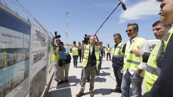 Τα έργα αναβάθμισης του αερολιμένα Σαντορίνης είδε ο πρωθυπουργός