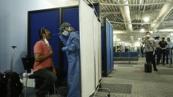 Βήμα-βήμα ο έλεγχος των επισκεπτών από 1η Ιουλίου: Πώς θα γίνονται τα τεστ
