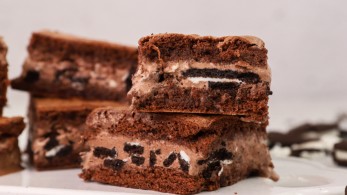 Φτιάχνουμε σάντουιτς παγωτό με μπισκότα