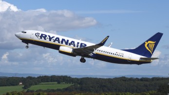 Ryanair: Περικοπές μισθού ή απολύσεις