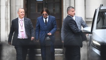 Ο Τζόνι Ντεπ διαψεύδει κατηγορηματικά ότι χτύπησε την πρώην σύζυγό του