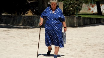 ΕΕ: Τέσσερις στις δέκα γυναίκες άνω των 65 ετών ζουν μόνες