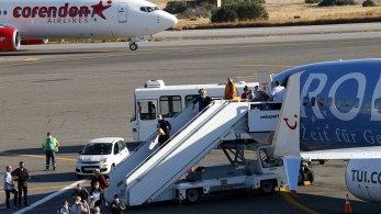 Πώς υποδέχεται η Ελλάδα τους τουρίστες – Μουσική, χορός και γλυκίσματα από τους νησιώτες