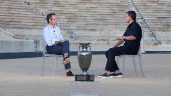 Ο Κυριάκος Μητσοτάκης με τον Τάκη Φύσσα για τον θρίαμβο του Euro 2004 (vid)
