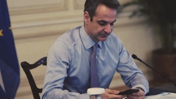 Με μια βαλίτσα στο χέρι ο Μητσοτάκης