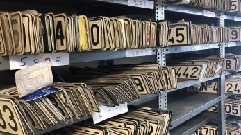 Κορωνοϊός: Παράταση δυνατότητας κατάθεσης πινακίδων από τουριστικά οχήματα