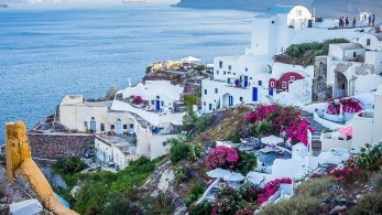 DW: Ελληνικά ακίνητα ως καταφύγιο από τον κορωνοϊό