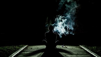 Η μοναξιά οδηγεί σε αυξημένο κάπνισμα