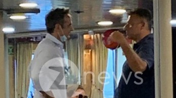Στην Τήνο ο Μητσοτάκης, με το πλοίο της γραμμής
