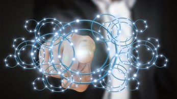 Έρολ Ούσερ στο tomanifesto.gr: Ελεύθεροι πολίτες ή βολεμένοι ελεγχόμενοι οργανισμοί;